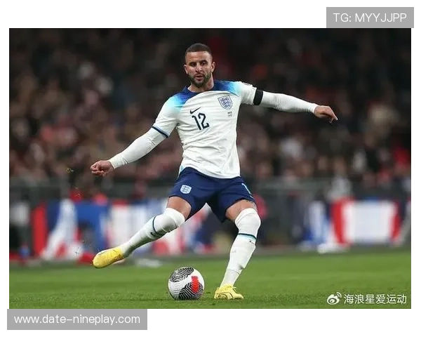 长发男足球星高清大图展现运动激情与独特魅力尽显锋芒